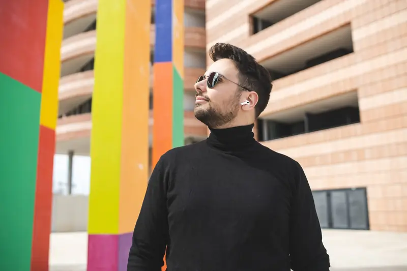 Luca Sacco tra le colonne colorate di un palazzo