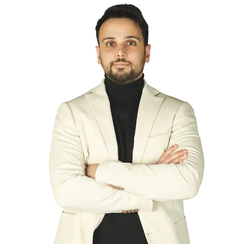 Luca Sacco, digital strategist, a braccia incrociate in giacca chiara