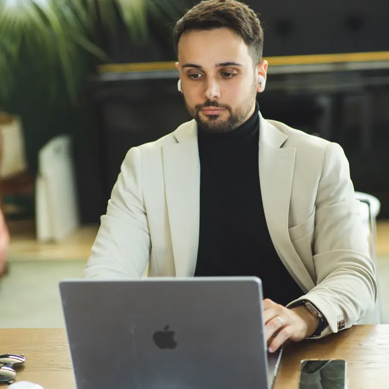 Luca Sacco al lavoro sul portatile nel suo studio