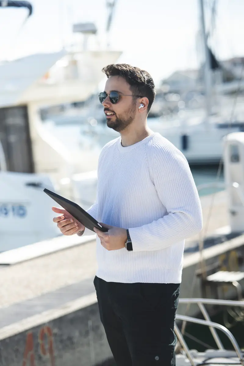Luca Sacco al porto con il tablet in mano